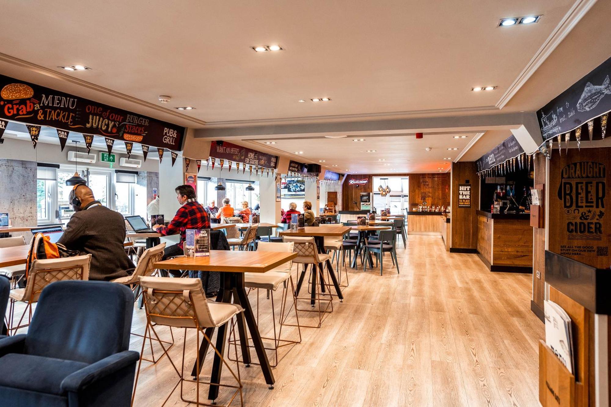 Village Hotel Manchester Cheadle Экстерьер фото