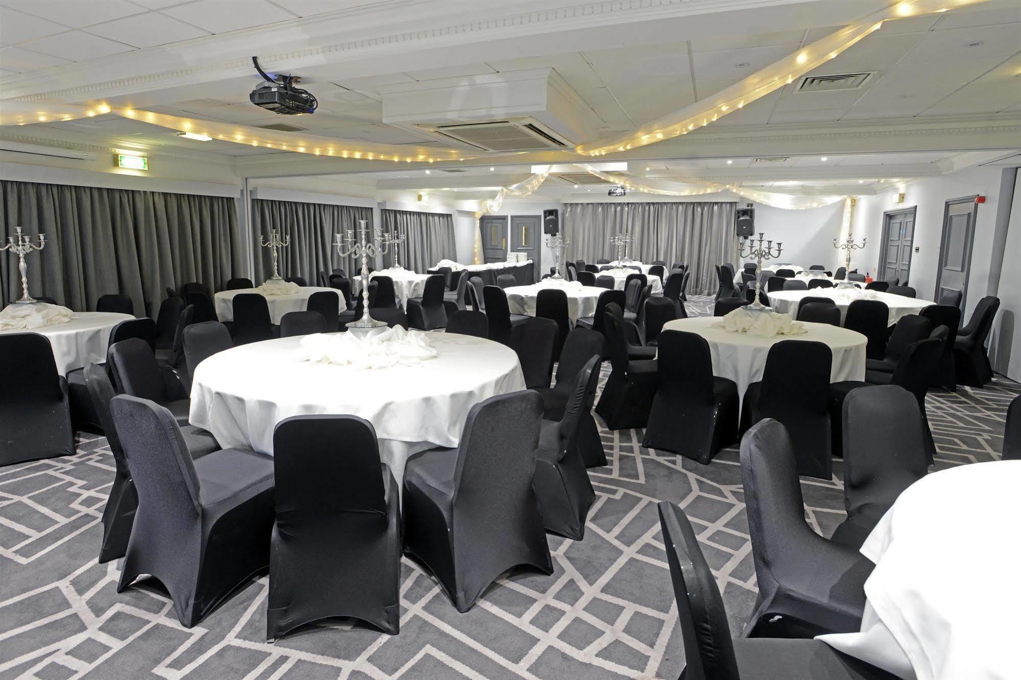 Village Hotel Manchester Cheadle Экстерьер фото